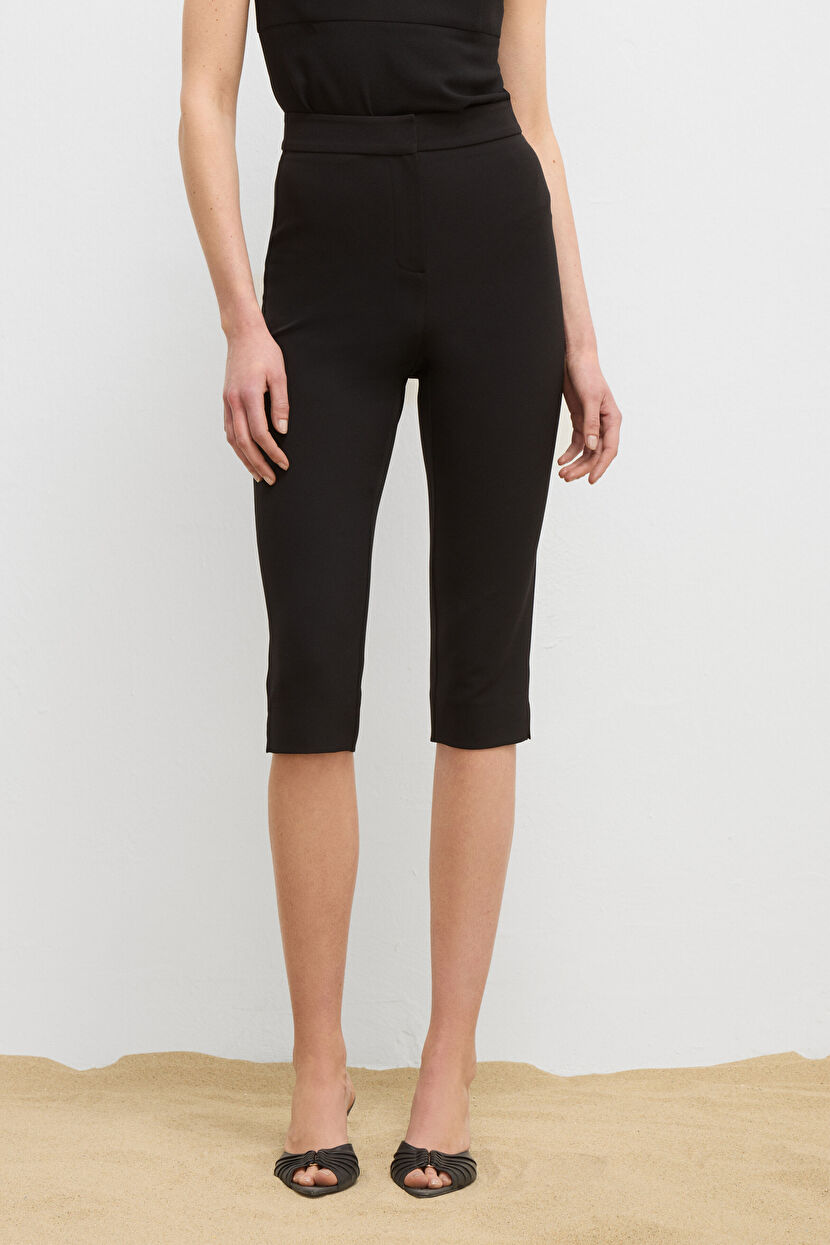 Black Capri Pants with Slits on the Hem 137M2358000-001 | Love My Body